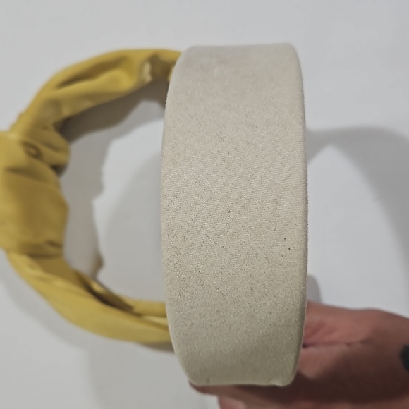 4 piece hair accessory set; Headband 2pc & Scrunchies 2pc. - Picture 4 of 11